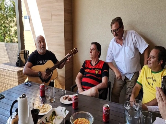 Vídeo: Bolsonaro chora em live ao som do cantor sertanejo Rick
