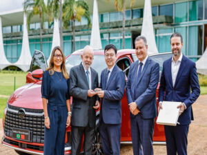 BYD presenteia Presidente Lula com SUV elétrico de R$ 530 mil e 517 cv