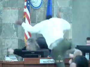 Vídeo: Homem ataca juíza após ter liberdade condicional negada nos EUA