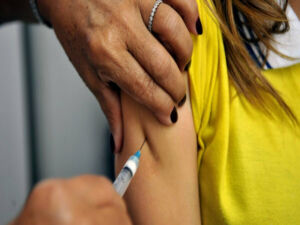 Após reunião esvaziada, governo anuncia antecipação de doses de vacina da Covax
