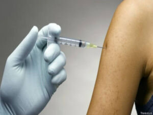 Uma dose de vacina pode reduzir quase pela metade da transmissão, diz estudo